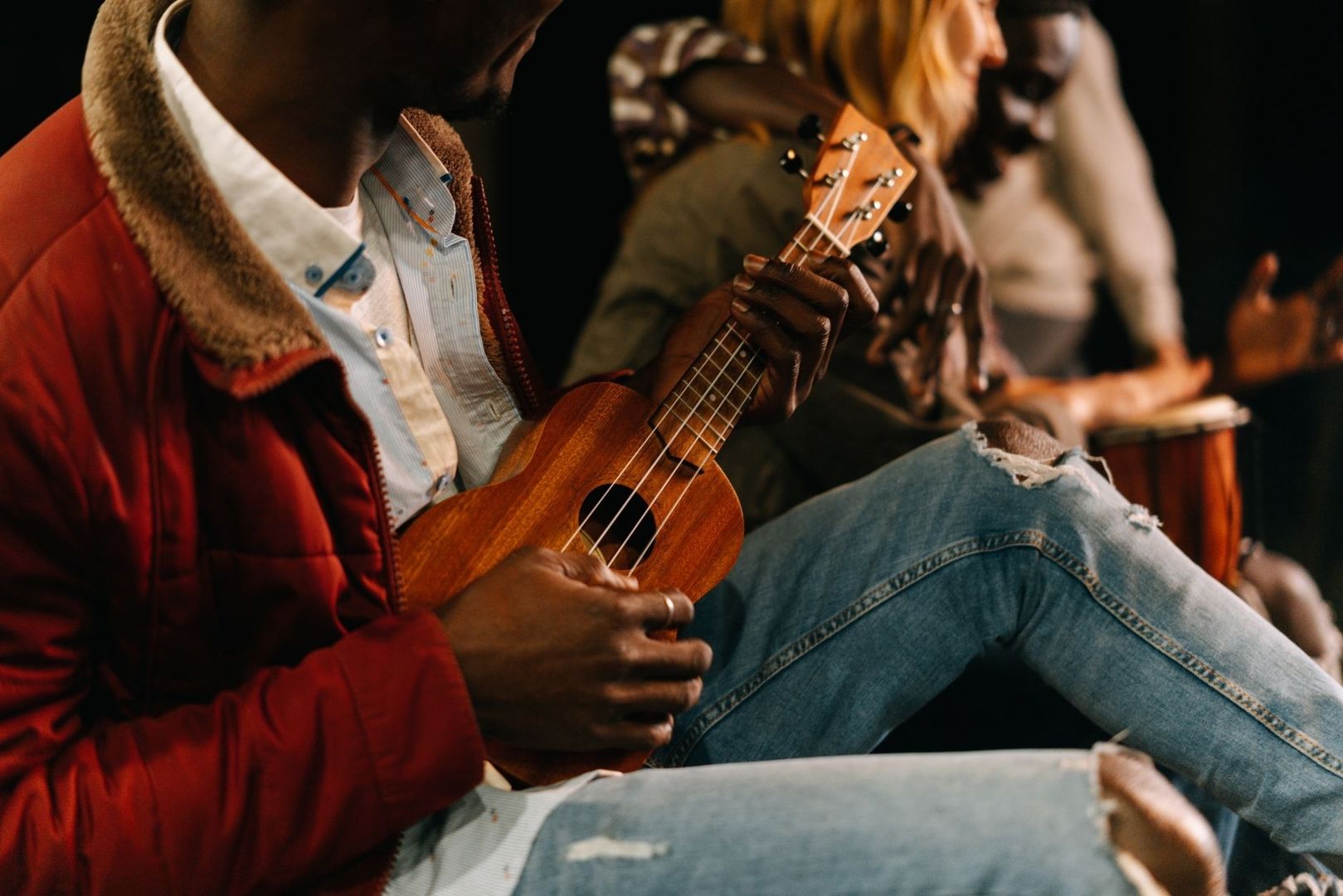 Musiker spelar ukulele och trumma i ett intimt jam